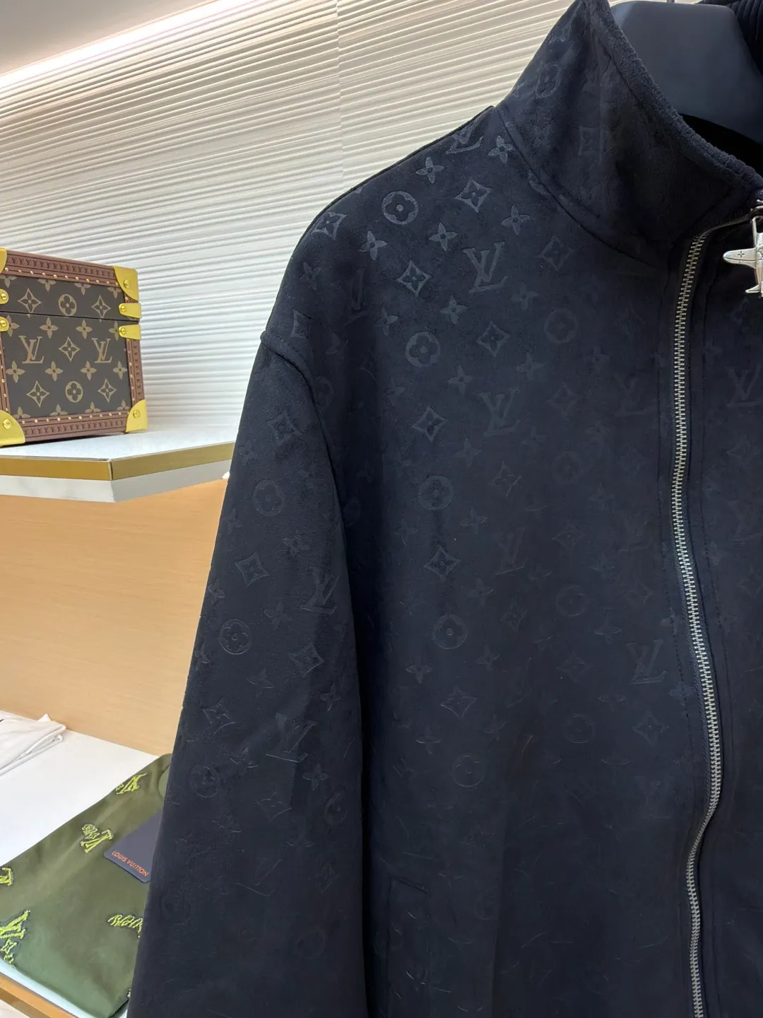 LOUIS VUITTON full-print dark pattern jacket ●Original version: purchased and developed by 36599 ●Item number: 1680959-C20 ●Fabric: suede fabric ●Technology: embossed production ●Version: fitted version ●Weight: about 1155 grams ●Size: 46-48-50-52 ●Description: 100% genuine leather imported suede leather, custom molded and embossed logo. The inner collar and hem threads are made of genuine leather, non-knitted threads, and the upper body is high-end fashion. The overall wiring is straight and delicate, the fabric is comfortable and soft, and the color is consistent without color difference. It can be matched with the same style to create a fashionable look and control various occasions. Customized accessories, complete with three standards, same style for men and women!